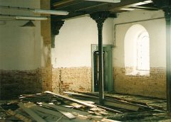interiér synagogy krátce po povodni v červenci 1997