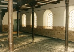 interiér synagogy krátce po povodni v červenci 1997