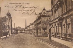starší pohlednice města se synagogou (vlevo)