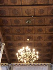 strop synagogy s lustrem