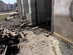 povodní poškozené prostranství před synagogou
