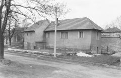 zahrádka na místě modlitebního sálu, za ní obytná část synagogy