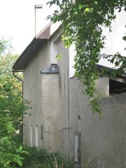 severní strana obytné části a poslední dochovaný (snížený) ozdobný rohový pilíř synagogy