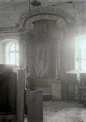 historické foto interiéru synagogy - pohled k aronu ha-kodeš