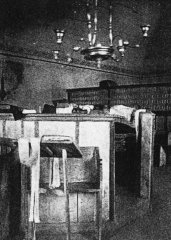 historické foto interiéru synagogy (lavice pro muže, v pozadí galerie pro ženy)