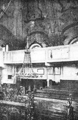 historické foto interiéru synagogy - přední část