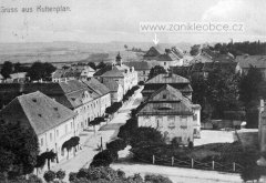 historické foto města se synagogou (v pozadí, označena šipkou)