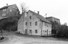 synagoga v pozadí (za předním předměstským domem) je jihozápadní roh vlastního města; vlevo nahoře poslední dochovaný dům někdejšího ghetta, před ním strom na místě staré synagogy, vpravo torzo nové (poslední) synagogy; pohled od jihu