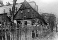synagoga v pozadí