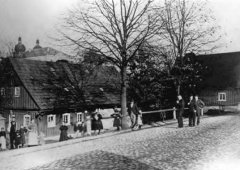 synagoga v pozadí