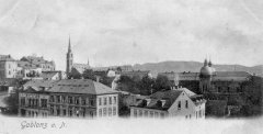 dobová pohlednice města se synagogou