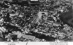 letecký pohled na město (synagoga nahoře vlevo)