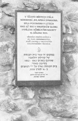 pamětní deska vedle synagogální parcely
