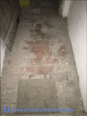 pozůstatky podlahy synagogy ve sklepě domů č.p. 131 a 132 v Bílkově ulici