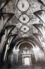 historické foto interiéru synagogy se štukovou výzdobou
