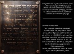 pamětní deska pocházející ze synagogy