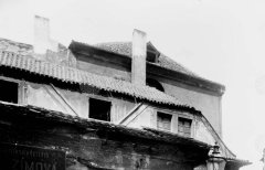 historické foto synagogy v pozadí