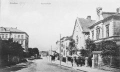 historická pohlednice města se synagogou (vpravo)