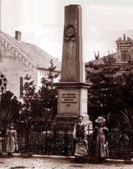 historické foto synagogy (vlevo)
