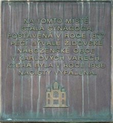 pamětní deska na památníku obětí holocaustu před hotelem Laureta