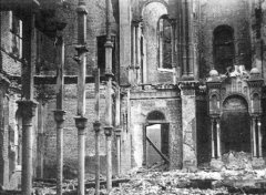 vypálený interiér synagogy