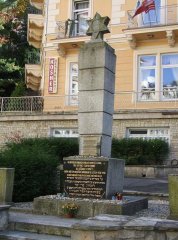 památník vypálené synagogy a obětí holocaustu před hotelem Laureta