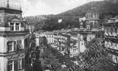 celkový pohled na ulici se synagogou (vpravo)