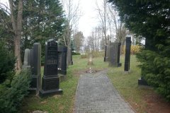 poslední dochované náhrobky na hřbitově
