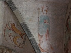 interiér kostela s malbami z 15. století