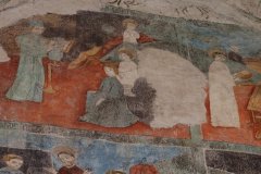 interiér kostela s malbami z 15. století