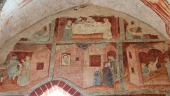 interiér kostela s malbami z 15. století