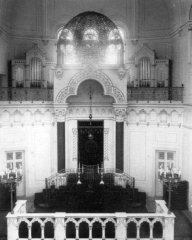 výklenek pro svatostánek a varhany na východní straně synagogy