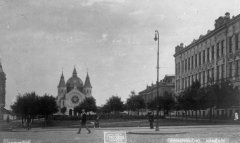 dobová pohlednice města se synagogou
