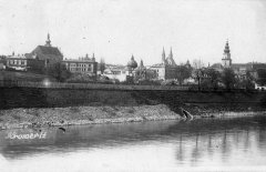 dobová pohlednice města se synagogou (uprostřed)