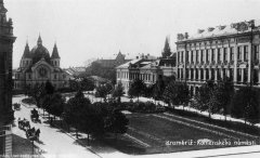 dobová pohlednice města se synagogou