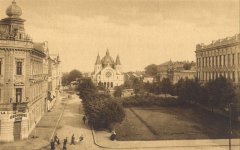 dobová pohlednice města se synagogou