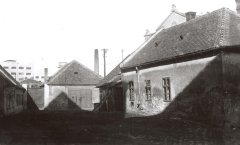 historické foto synagogy (štít za střechou domu)