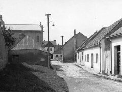 pohled ulicí k synagoze (vlevo)
