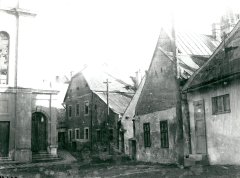 synagoga (vlevo) a domy v židovské čtvrti