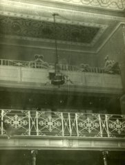historické foto interiéru synagogy - galerie proti thoře