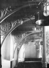 historické foto interiéru synagogy - podpěrné oblouky