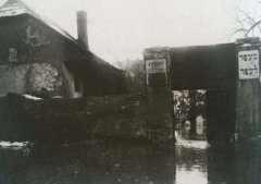 hřbitovní brána při povodni v roce 1920