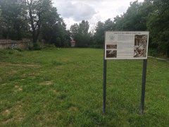informační panel v místě hřbitova