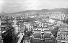 pohled ze střechy radnice na synagogu (vlevo)