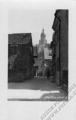 pohled ulicí k synagoze