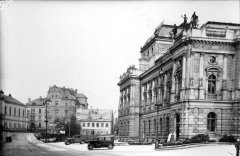průhled ulicí k synagoze (zcela vlevo)