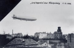 vzducholoď "Hrabě Zeppelin" nad Libercem - vypálená synagoga v pravém rohu snímku