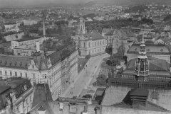 pohled ze střechy radnice na synagogu