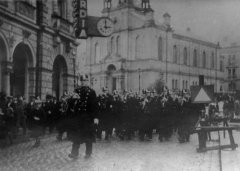 průvod policejní hudby před synagogou