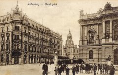 dobová pohlednice města se synagogou (v pozadí)